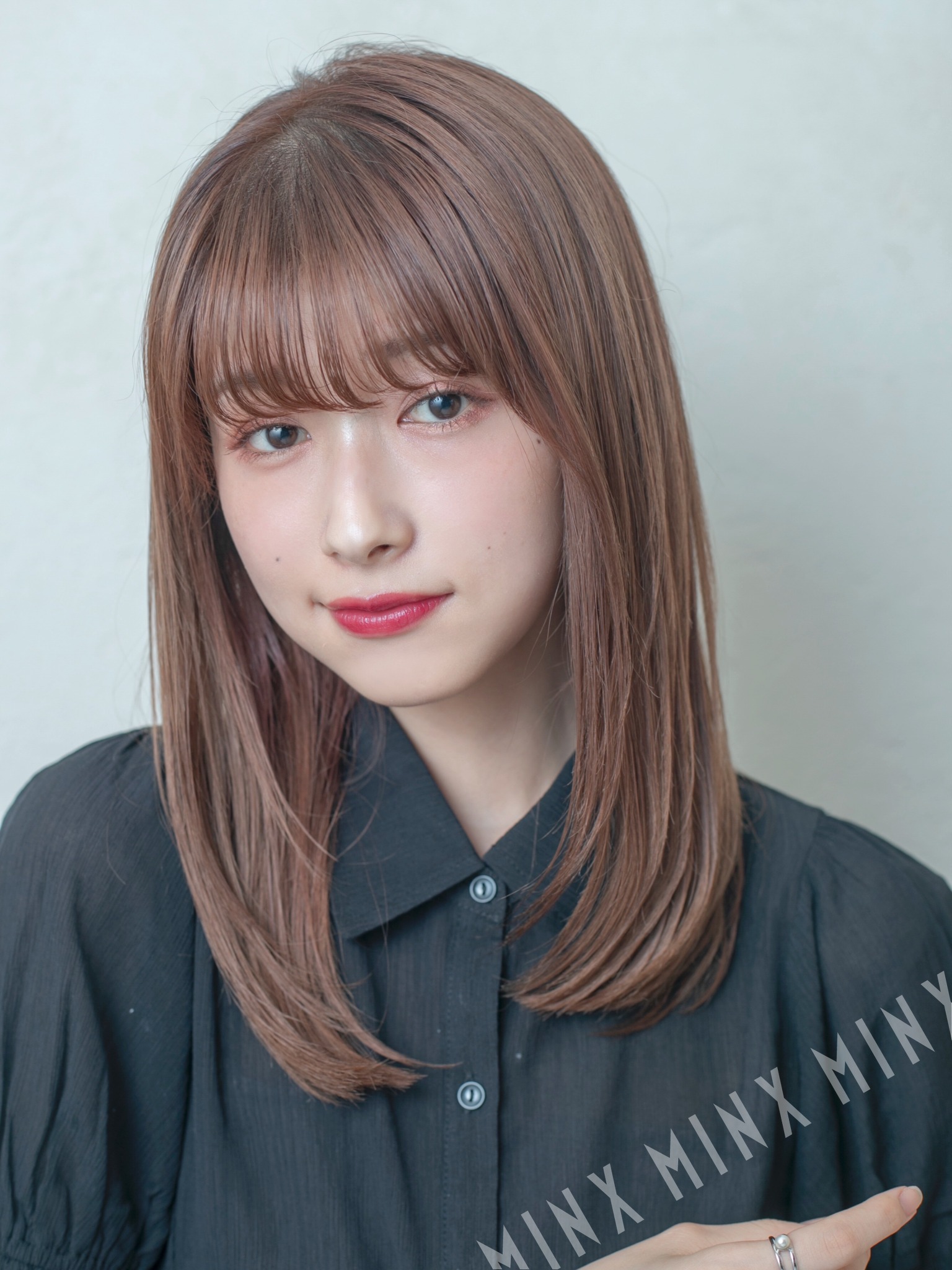 大人女性のシンプルセミロング 表参道銀座原宿の美容院minx