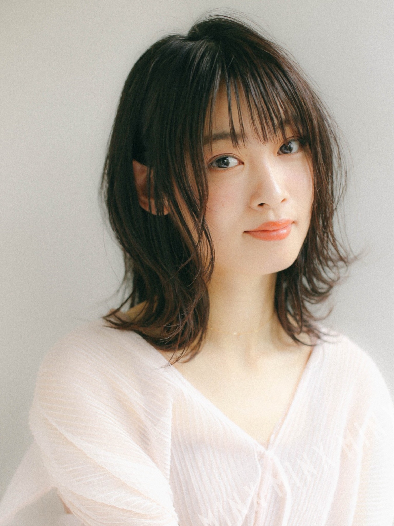 くびれレイヤーでスタイルアップ 大人可愛いミディアムウルフヘア 表参道銀座原宿の美容院minx
